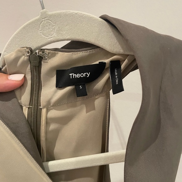 Theory Twisted Halter Top - Picture 4 of 4